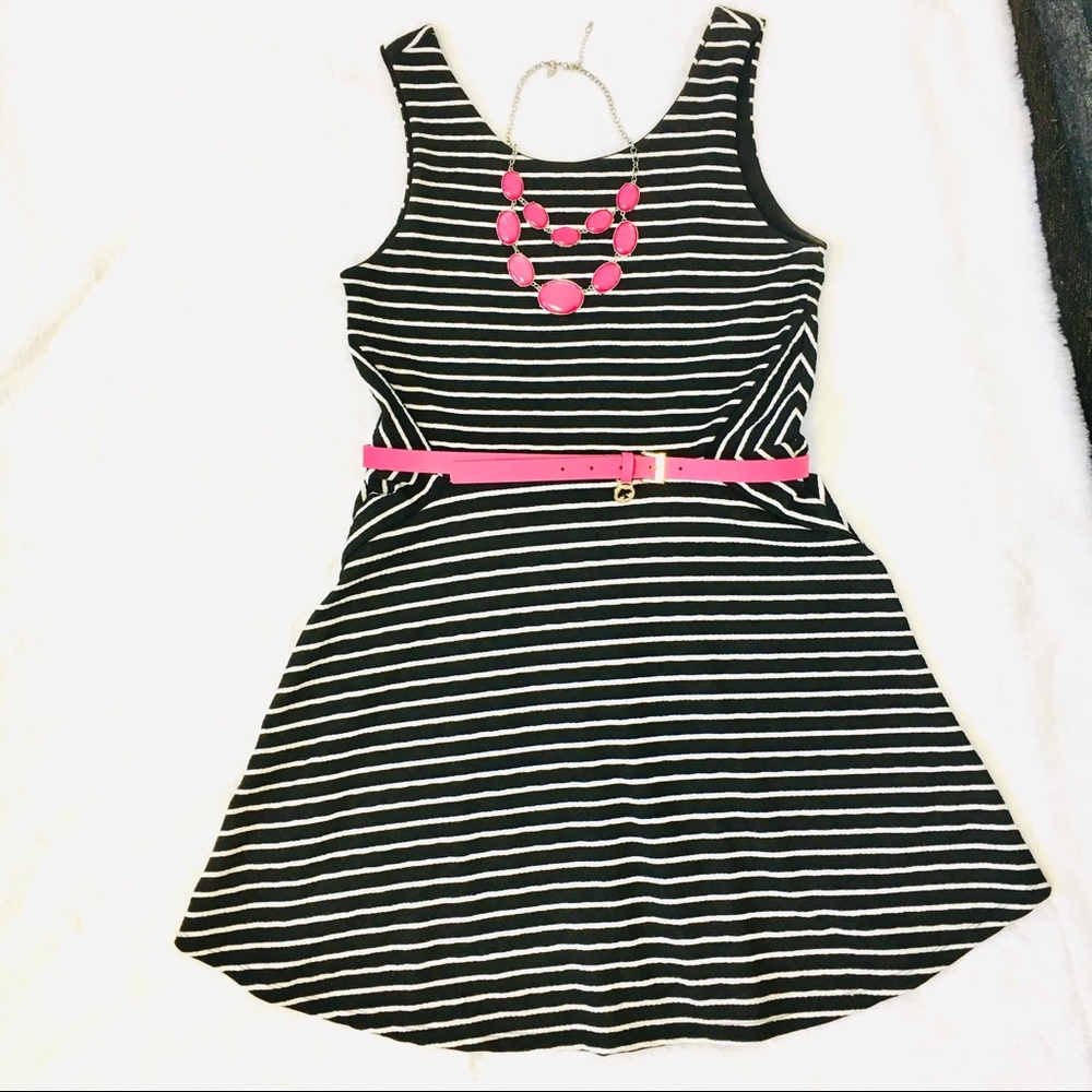 Slimming Black & White Dress